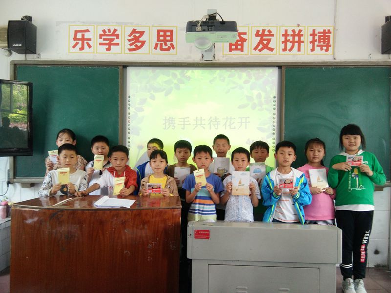 小三班家长会上发奖 (1).JPG