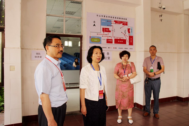 郭捷副市长一行在更生考点巡考 (1).JPG